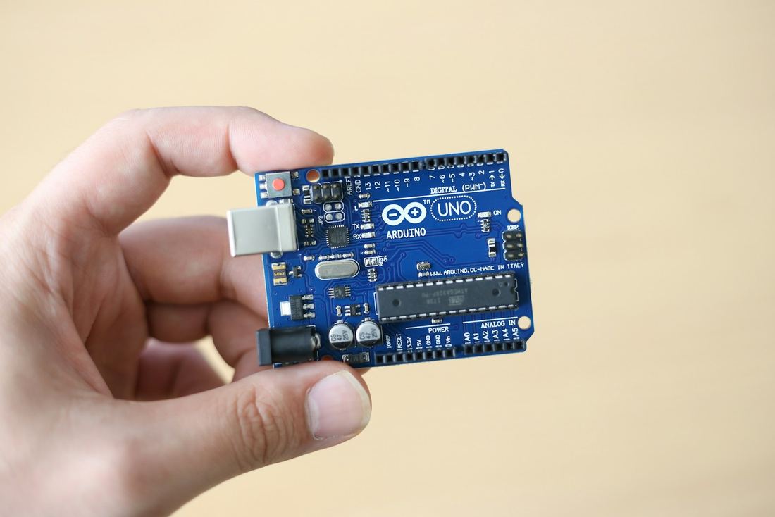 Placa Arduino segurada na mão